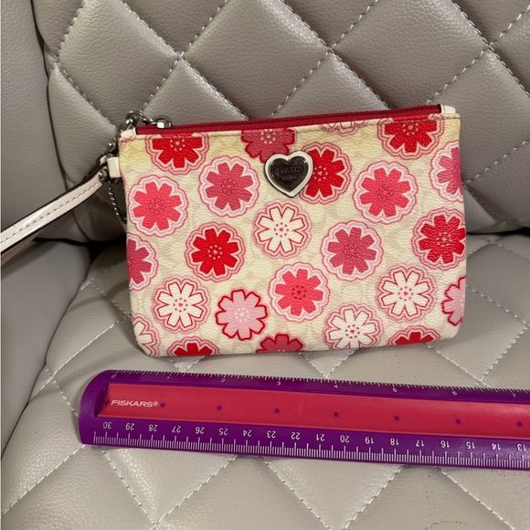 Floral Pink and Cream Wristlet Set - Picture 5 of 11